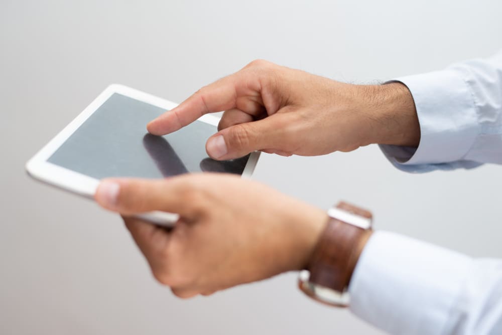 Une personne tenant une tablette numérique